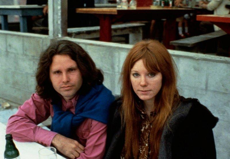 Последний совместный снимок Джима Моррисона и его подруги Памелы Курсон, сделанный в Париже 28 июня 1971 года