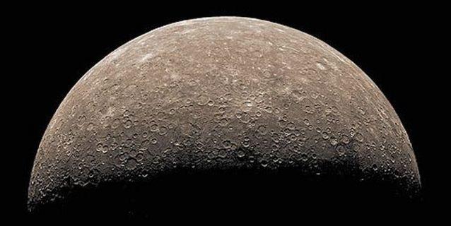 Почему поверхность Меркурия темного цвета?