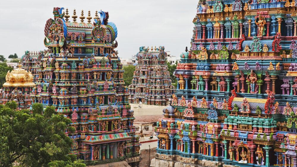 Самый яркий храм Индии: 33 тысячи разноцветных скульптур