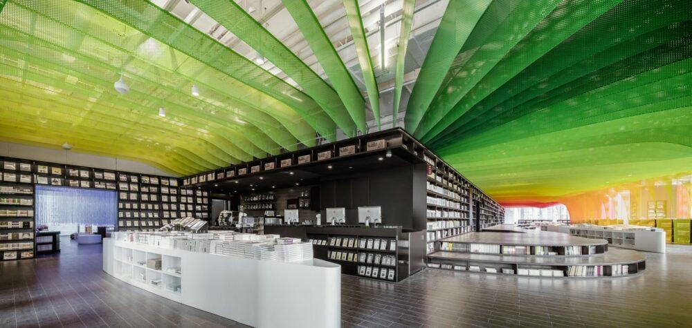 Почти настоящая радуга в книжном магазине в Китае