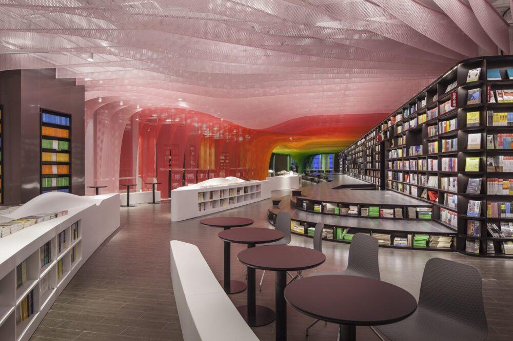 Почти настоящая радуга в книжном магазине в Китае
